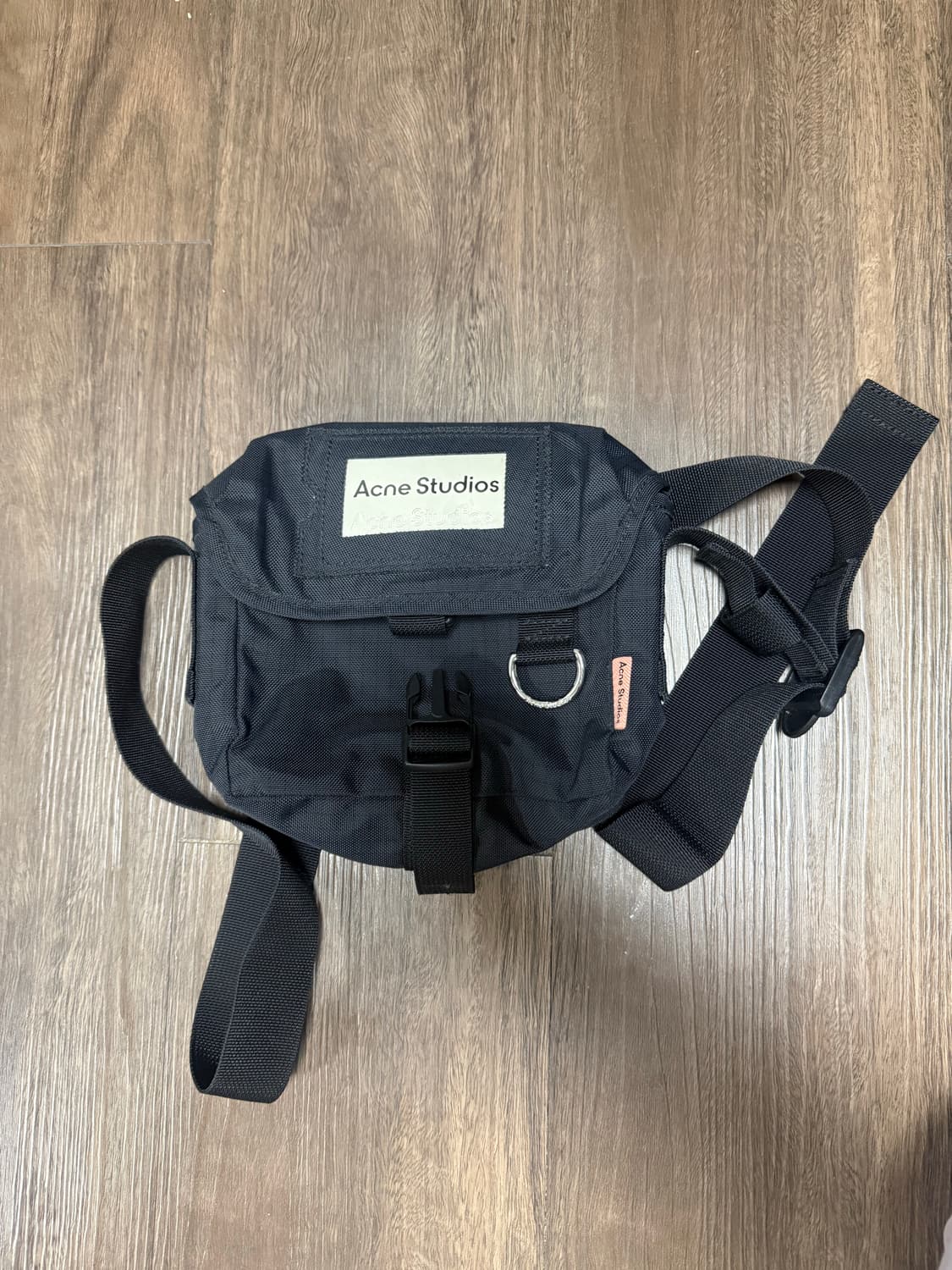 아크네스튜디오 메신저백 스몰 상품이미지3