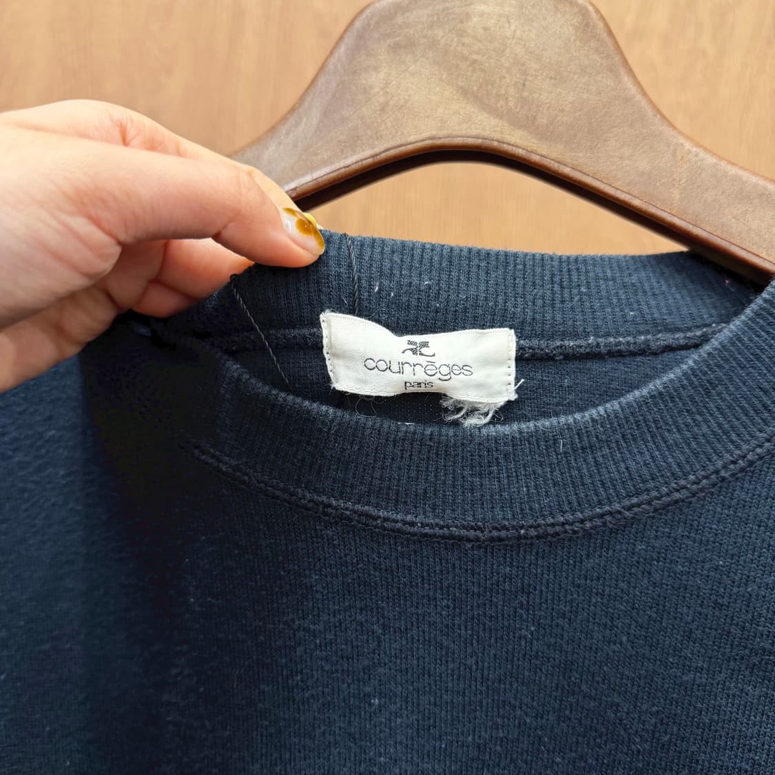 꾸레쥬 라운드넥 맨투맨 로고 스티치 큐빅 장식 디테일 레귤러핏 블랙 상품이미지7