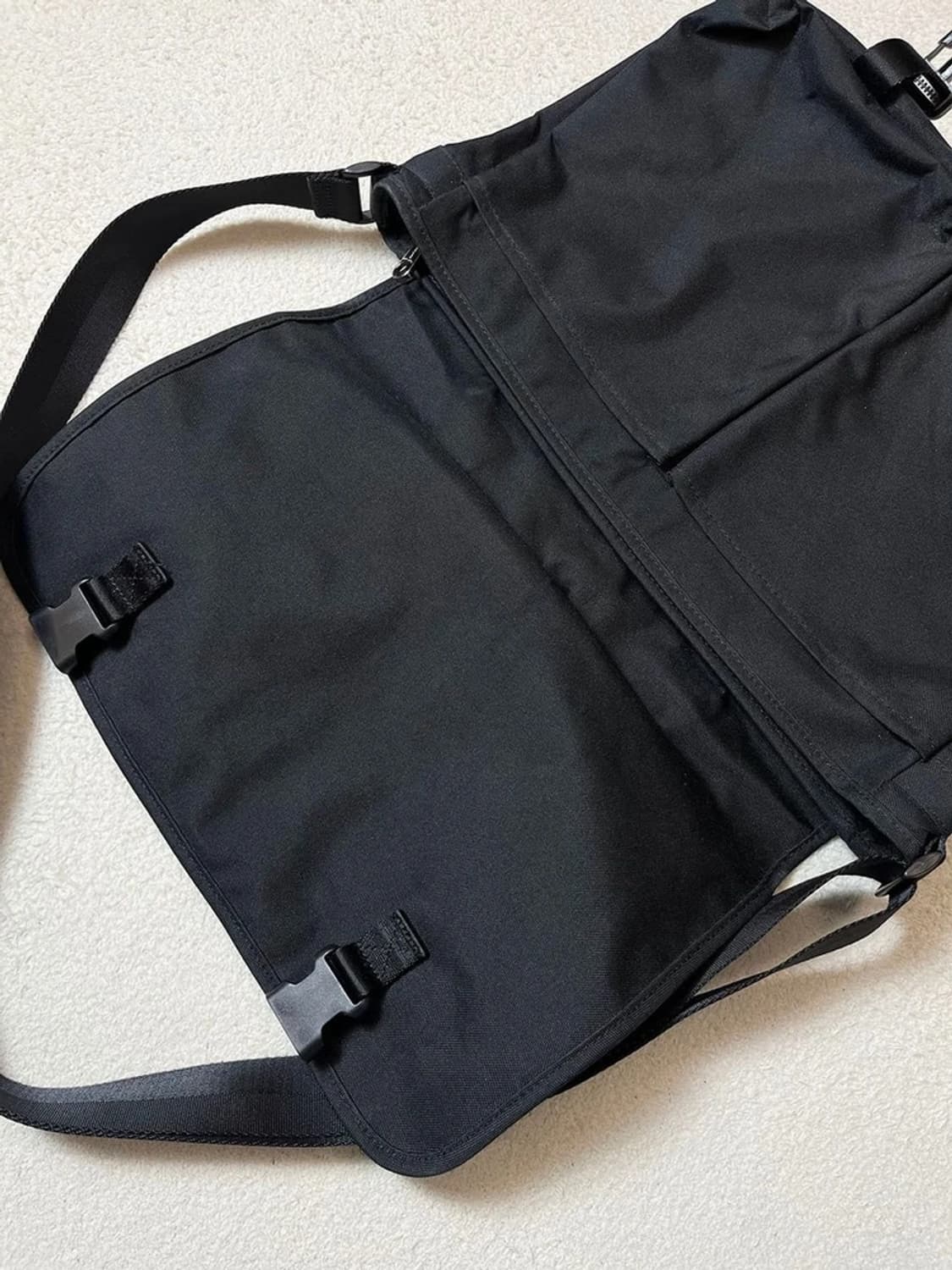 캘빈클라인진 세이프티 에센셜 메신저백 A1769 상품이미지5