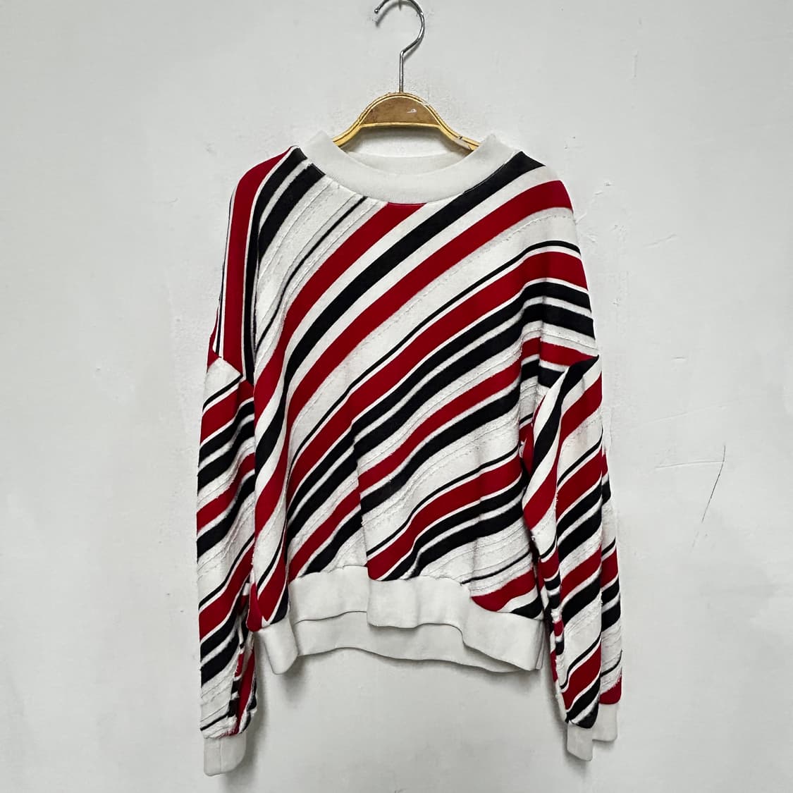 레드/블랙 스트라이프 맨투맨 상품이미지1