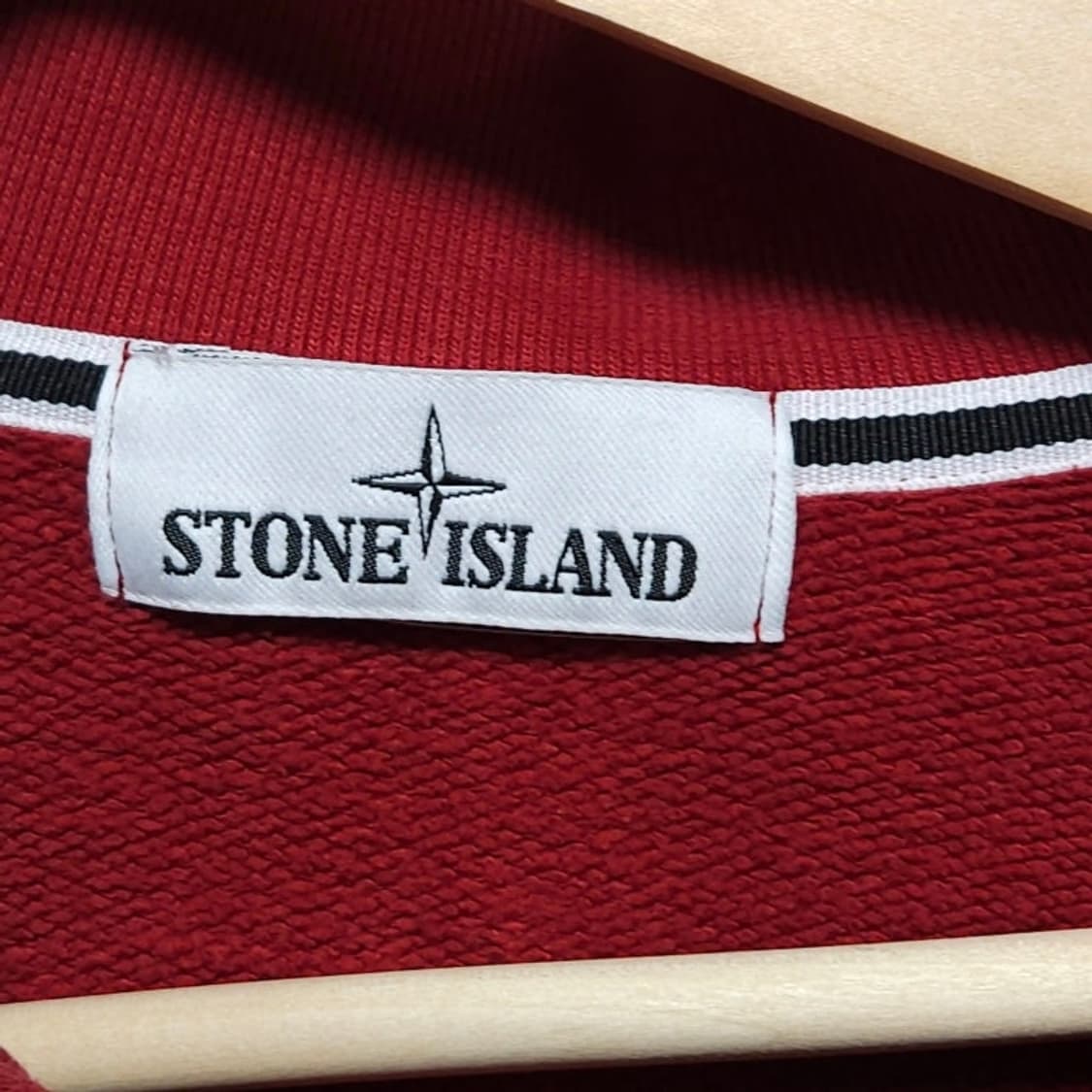 100)스톤아일랜드 하프버튼 맨투맨 워시드레드 상품이미지7