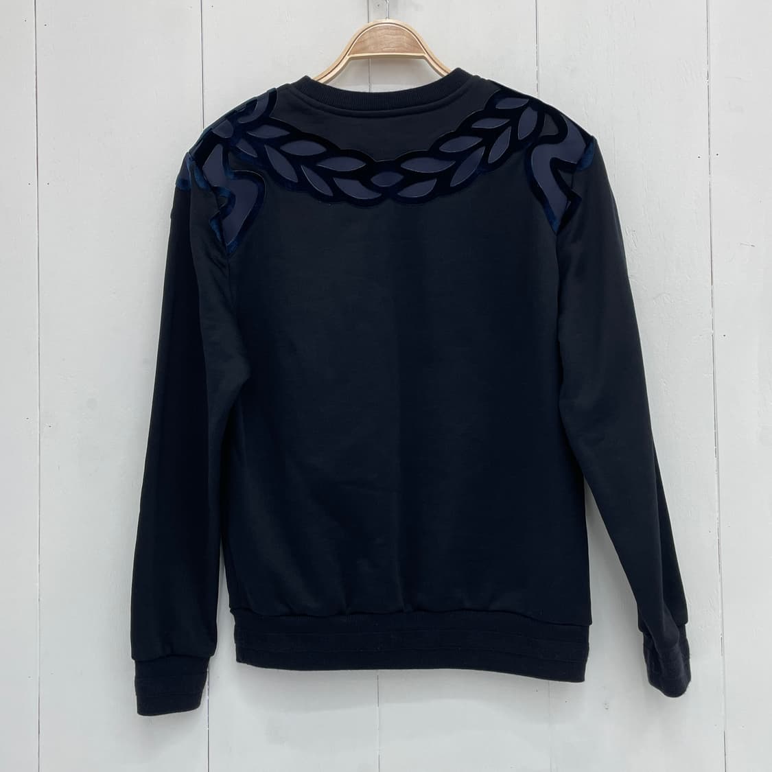 MCM 엠씨엠 벨벳 패치 라운드넥 맨투맨 상품이미지5