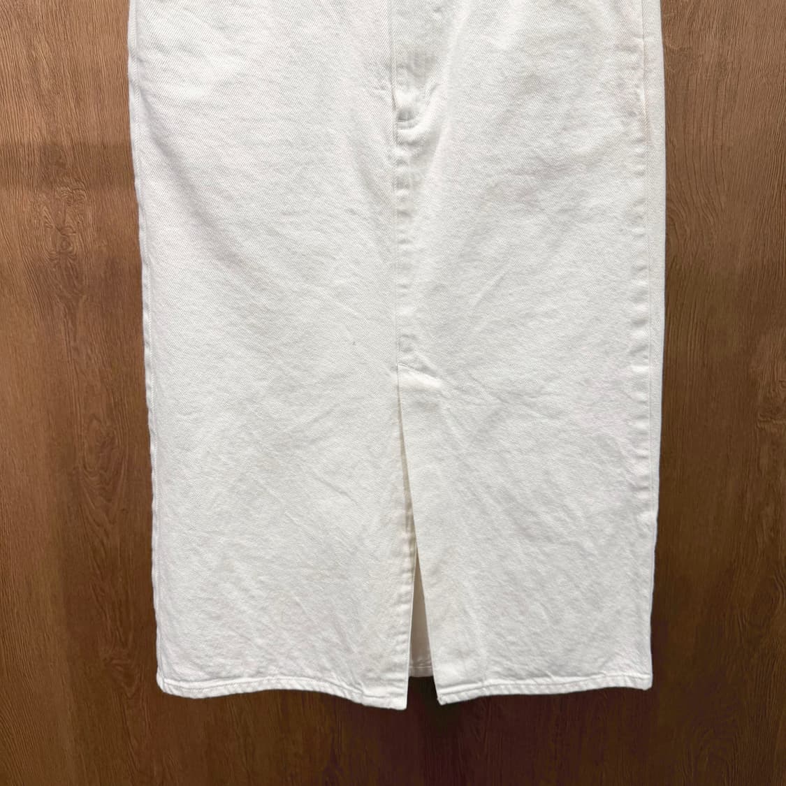 코스 미디 스커트 사이드 포켓 히든 집업 밑단 트임 디테일 아이보리 상품이미지5