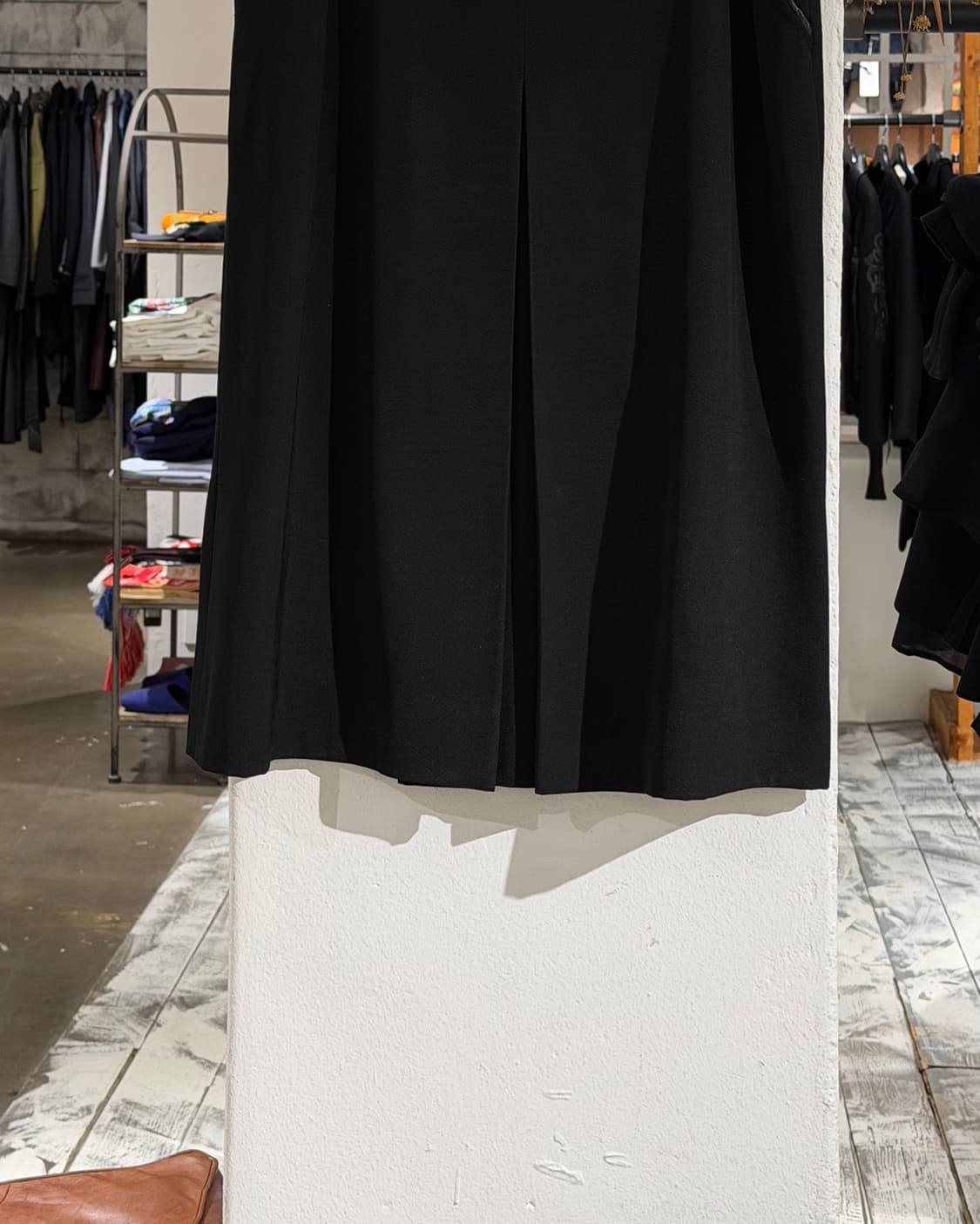 셀린느 블랙 금장 로고 울 미디스커트 상품이미지3