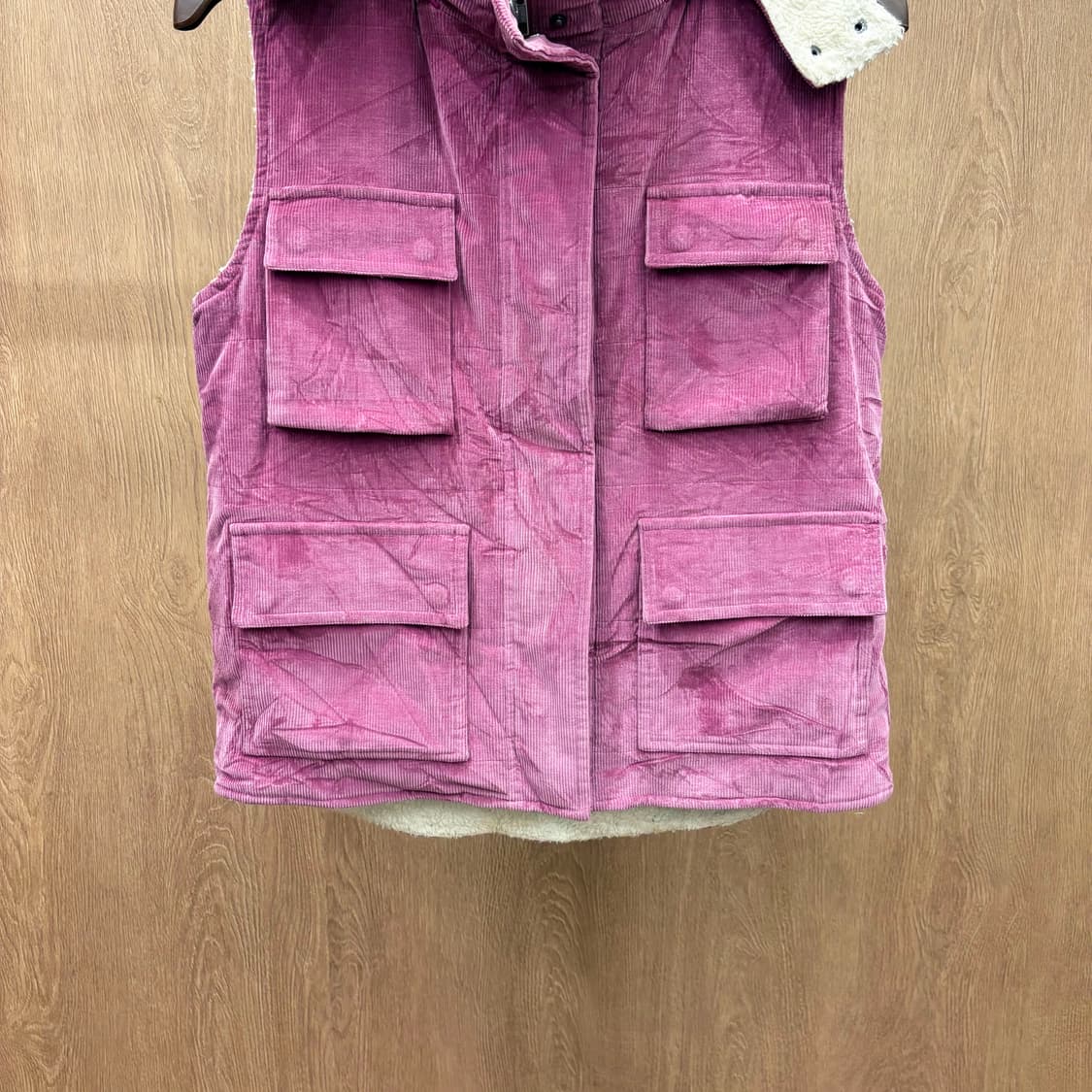 띠어리 후드 베스트 코듀로이 안감 쉐르파 라이닝 플랩 포켓 디테일 핑크 상품이미지5