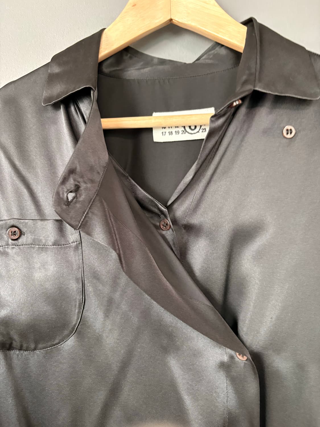 MM6 블랙 사틴 블라우스 상품이미지3