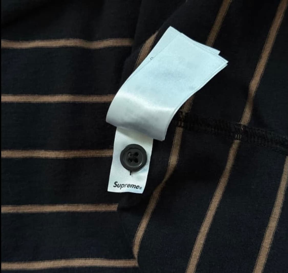 슈프림 x 멜빈스 스트라이프 숏슬리브 폴로 블랙 - 24SS 상품이미지6