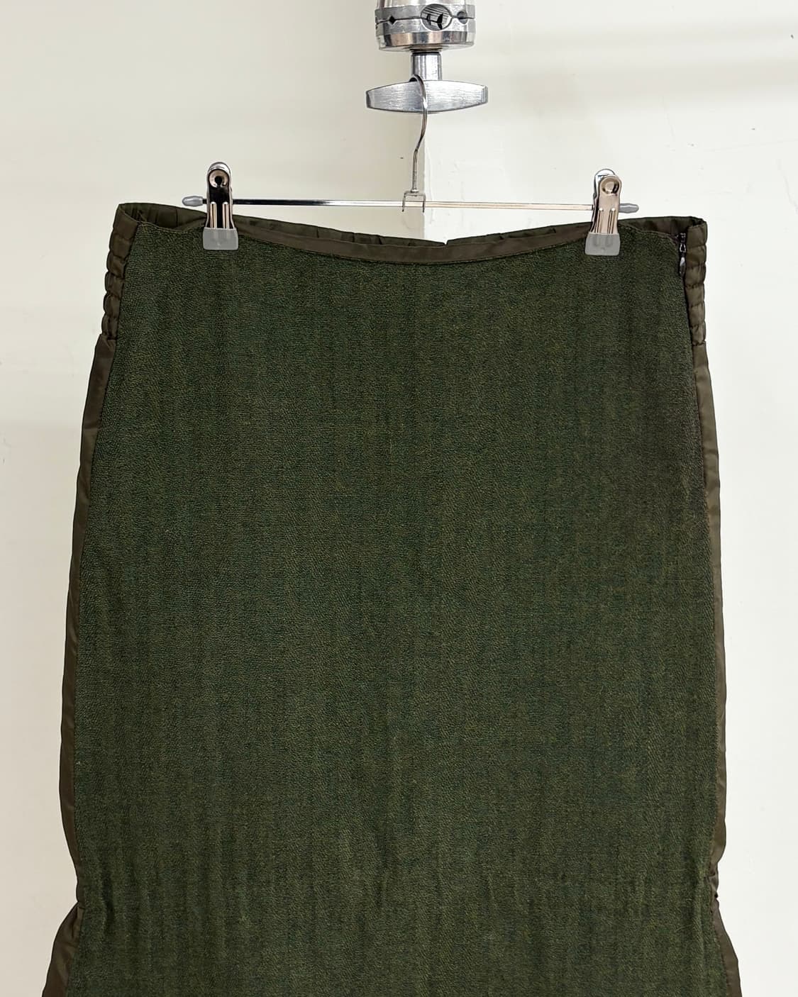 미우미우 카키 백 버클 미디 스커트 상품이미지2