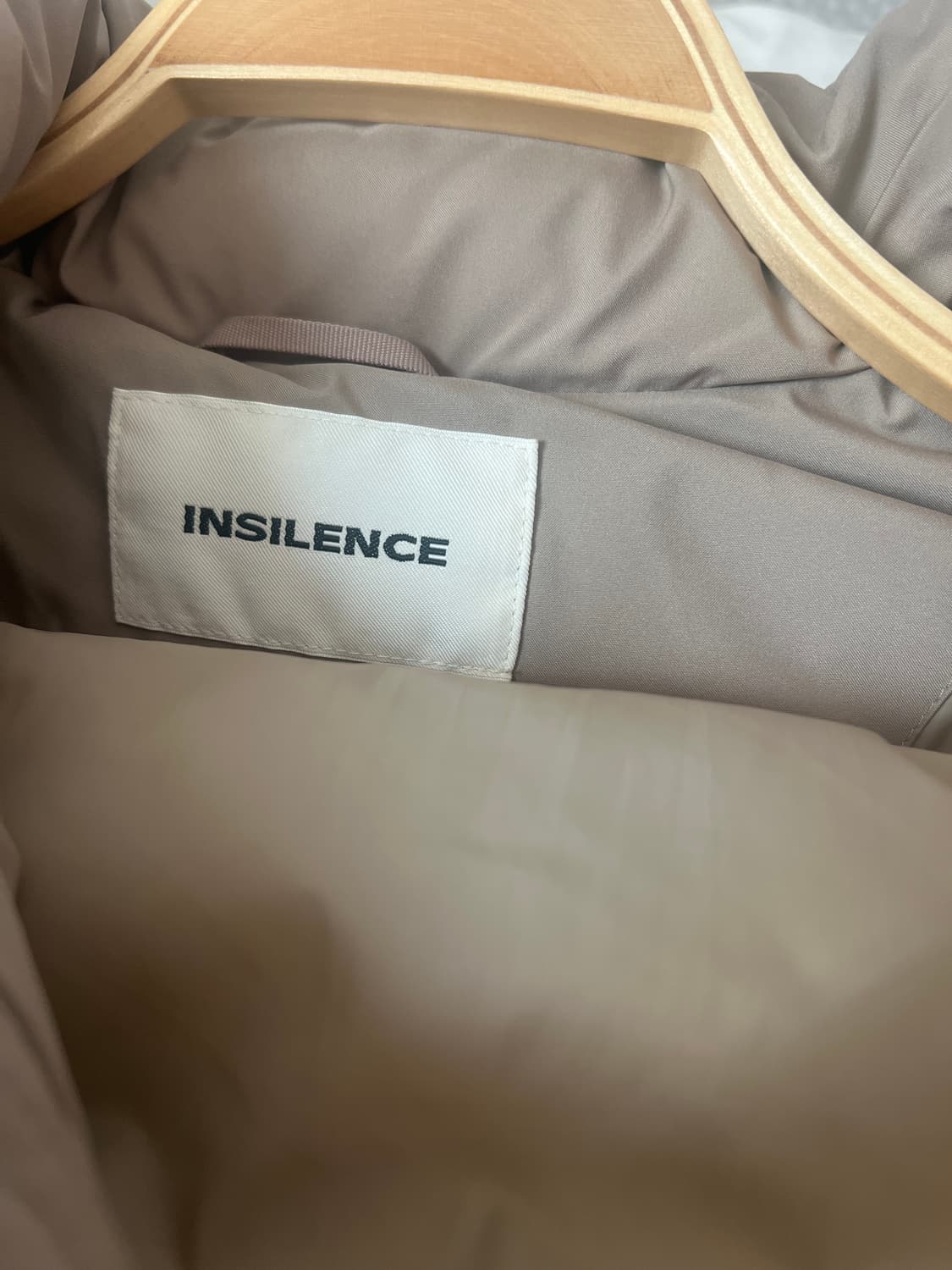 인사일런스 에센셜 다운 자켓 Beige 상품이미지2