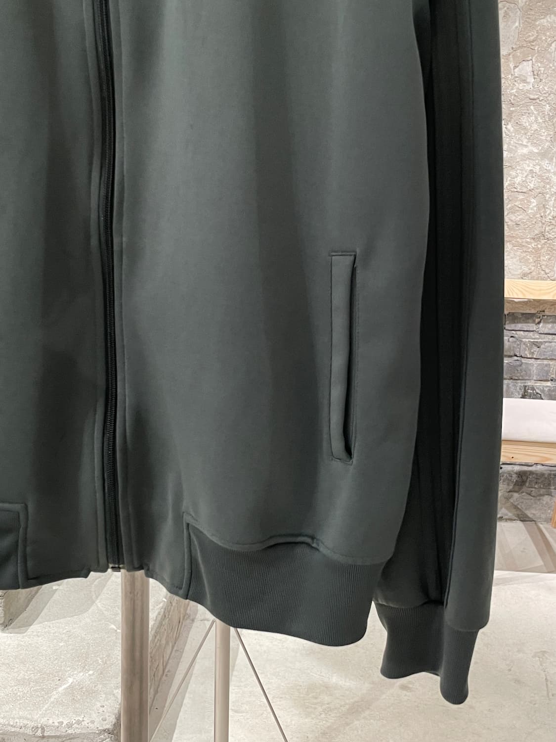 아디다스 x 퍼렐 윌리엄스 카키 파이어버드 트랙 자켓 상품이미지5