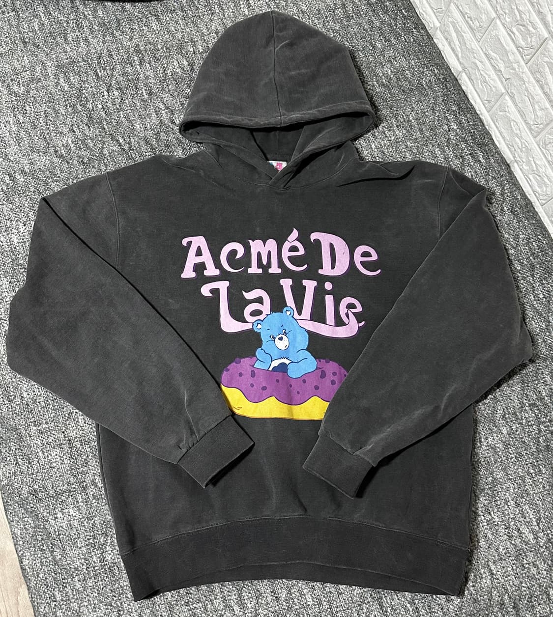 아크메드라비 케어베어 콜라보 후드티 블랙 상품이미지1