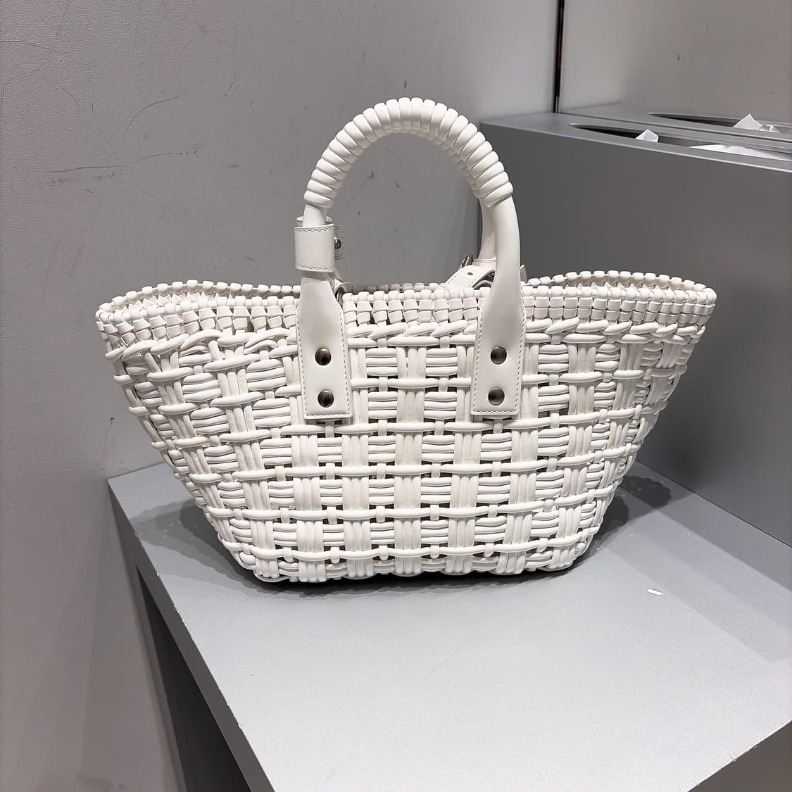 (정품/새상품) 발렌시아가 여성 화이트 비스트로 XS 토트백 숄더백 상품이미지3