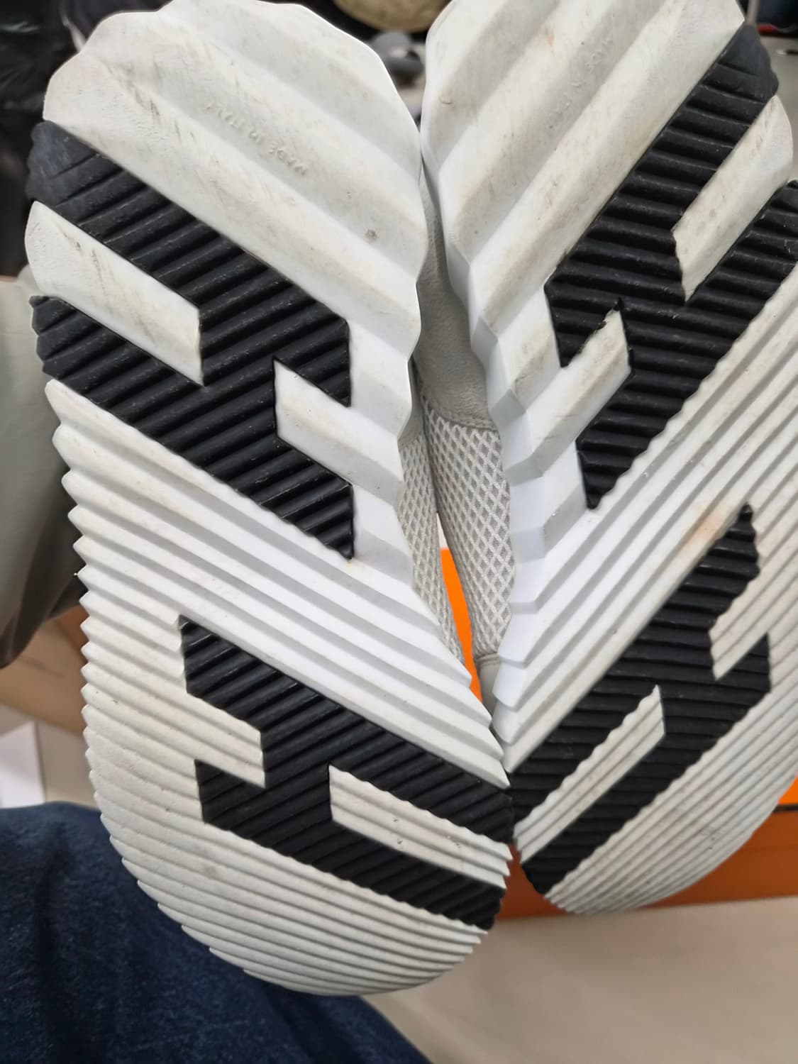 42.5) 에르메스 바운싱 스니커즈 팝니다 상품이미지5