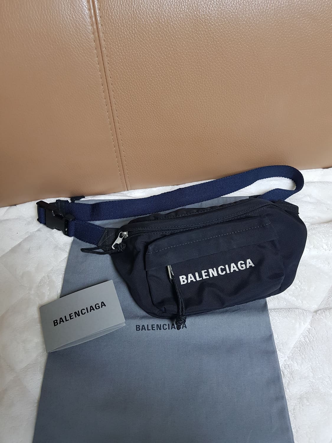 발렌시아가 휠 스몰 벨트백 힙색 블랙 상품이미지1