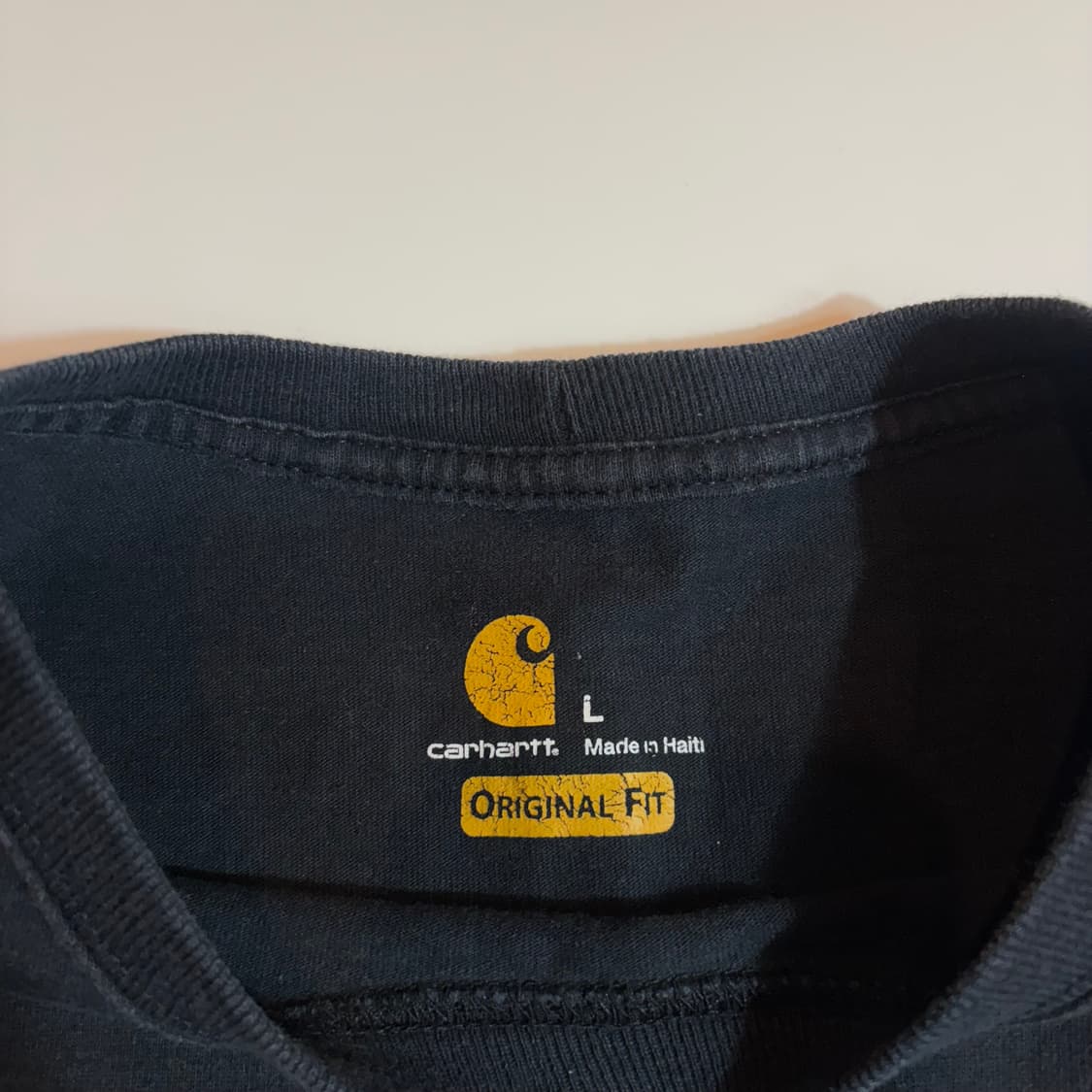 칼하트 블랙 롱 슬리브 로고 긴팔 티셔츠 상품이미지3