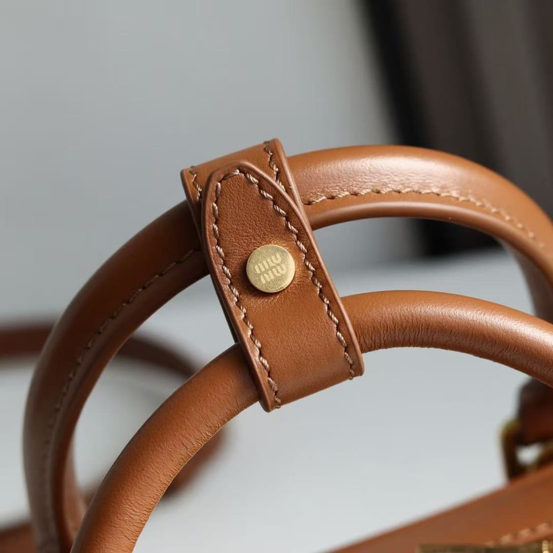 미우 미우 아르카디 레더 미니 백 꼬냑 상품이미지4