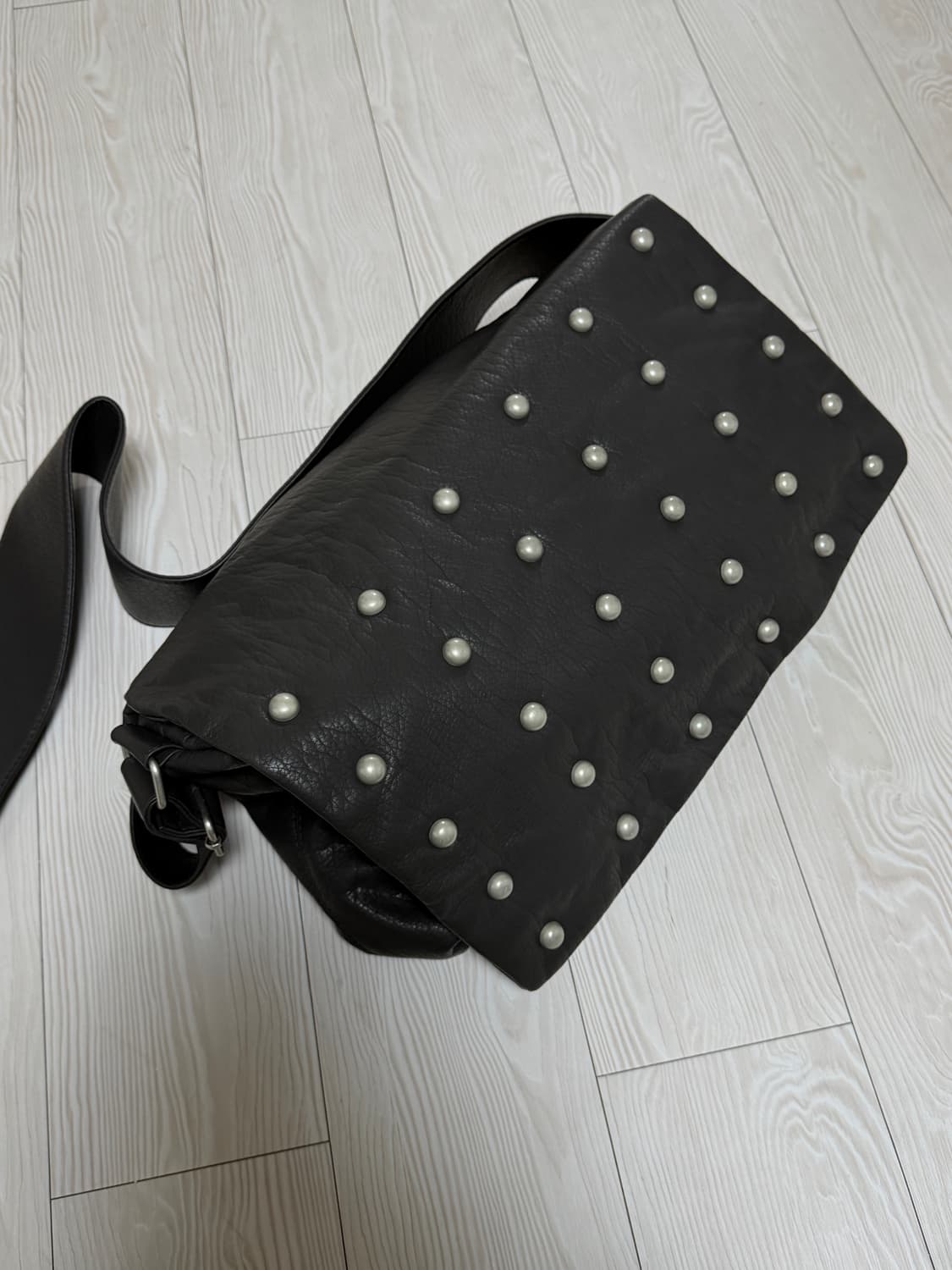 플리즈프로젝트 STUD LEATHER MESSENGER BAG 상품이미지2