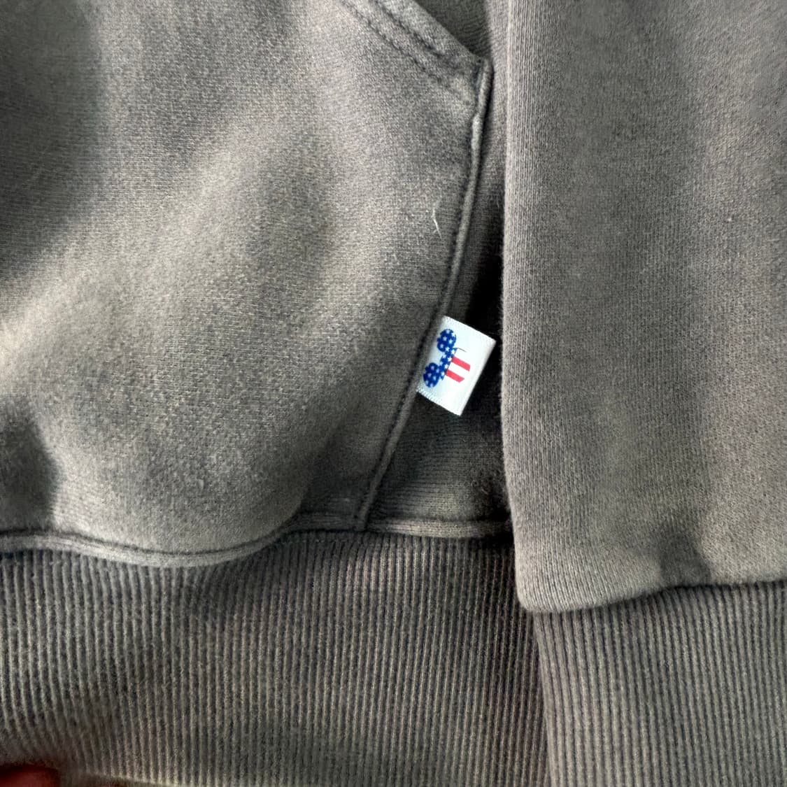 105 디스이즈네버댓 X 디즈니 챠콜 후드티 상품이미지4