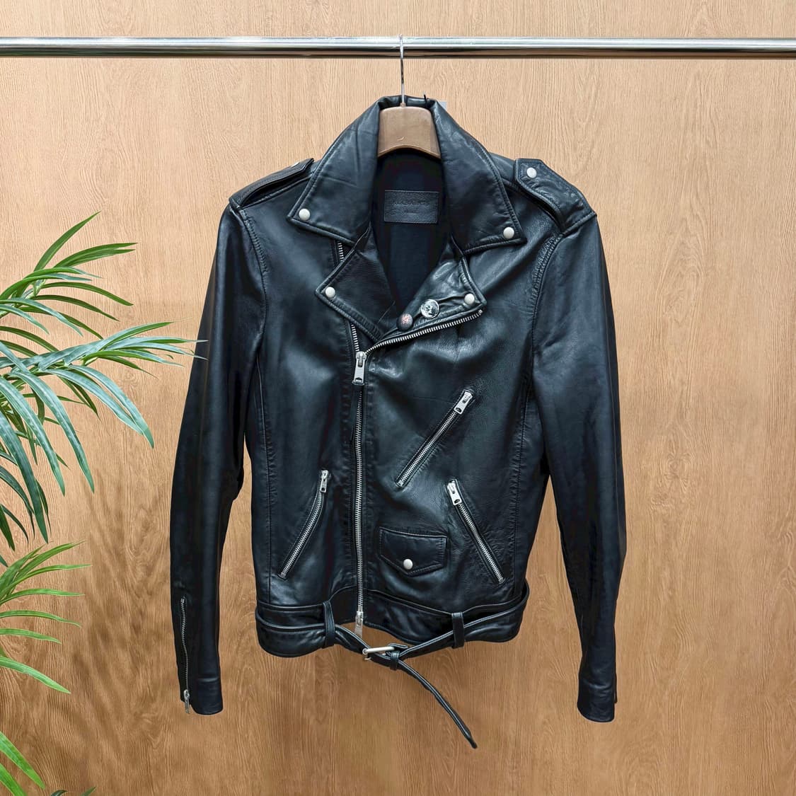 올세인츠 바이커 레더 자켓 언발란스 지퍼 멀티 포켓 디테일 레귤러핏 블랙 상품이미지1
