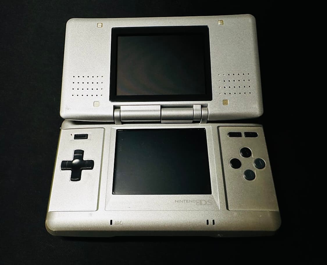 닌텐도 구형 DS 메탈릭 실버 + 충전기, 서비스 곽칩 2개 판매 상품이미지3