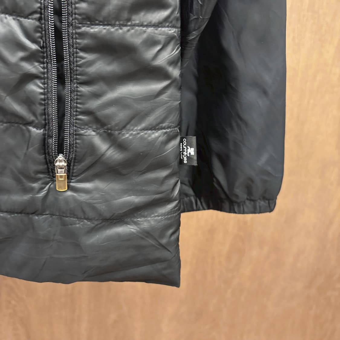 꾸레쥬 하이넥 경량 패딩 점퍼 배색 로고 패치 디테일 레귤러핏 블랙 상품이미지7