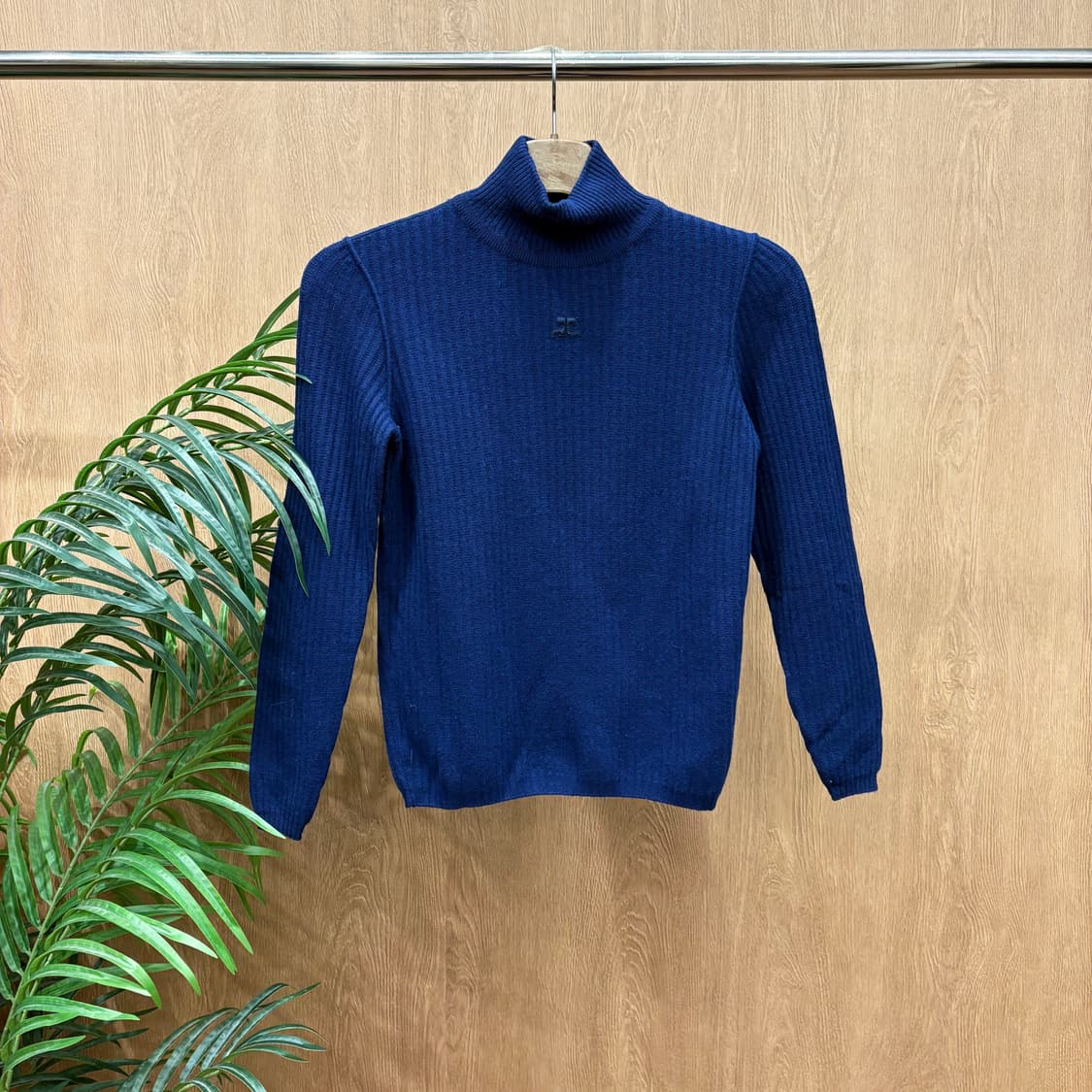 꾸레쥬 터틀넥 긴팔 니트 클래식 미니멀 잔골지 로고 자수 디테일 블루 상품이미지1