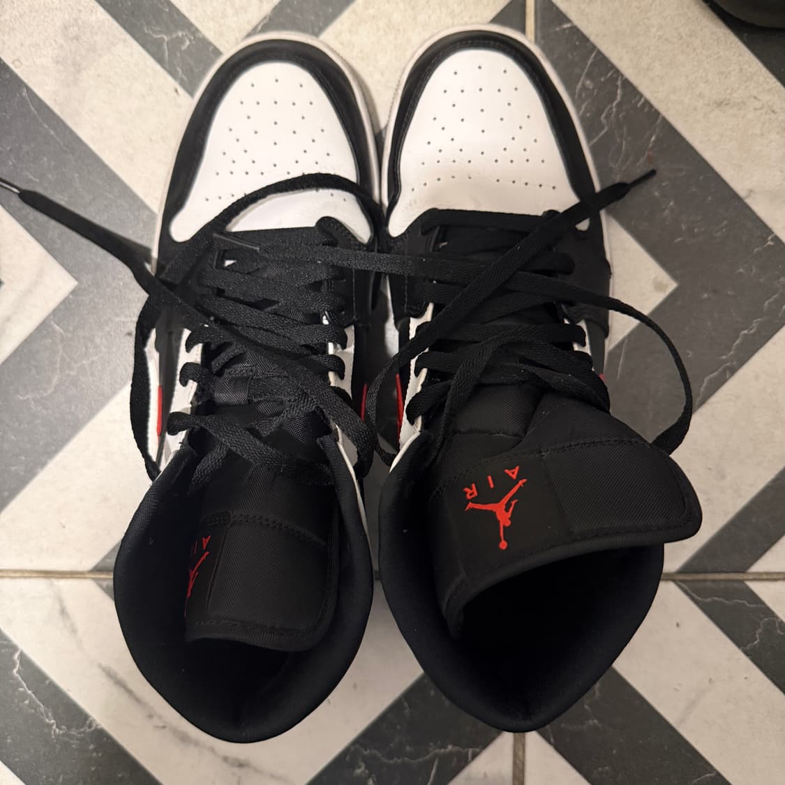 Jordan 1 Mid Black Chile Red 상품이미지2