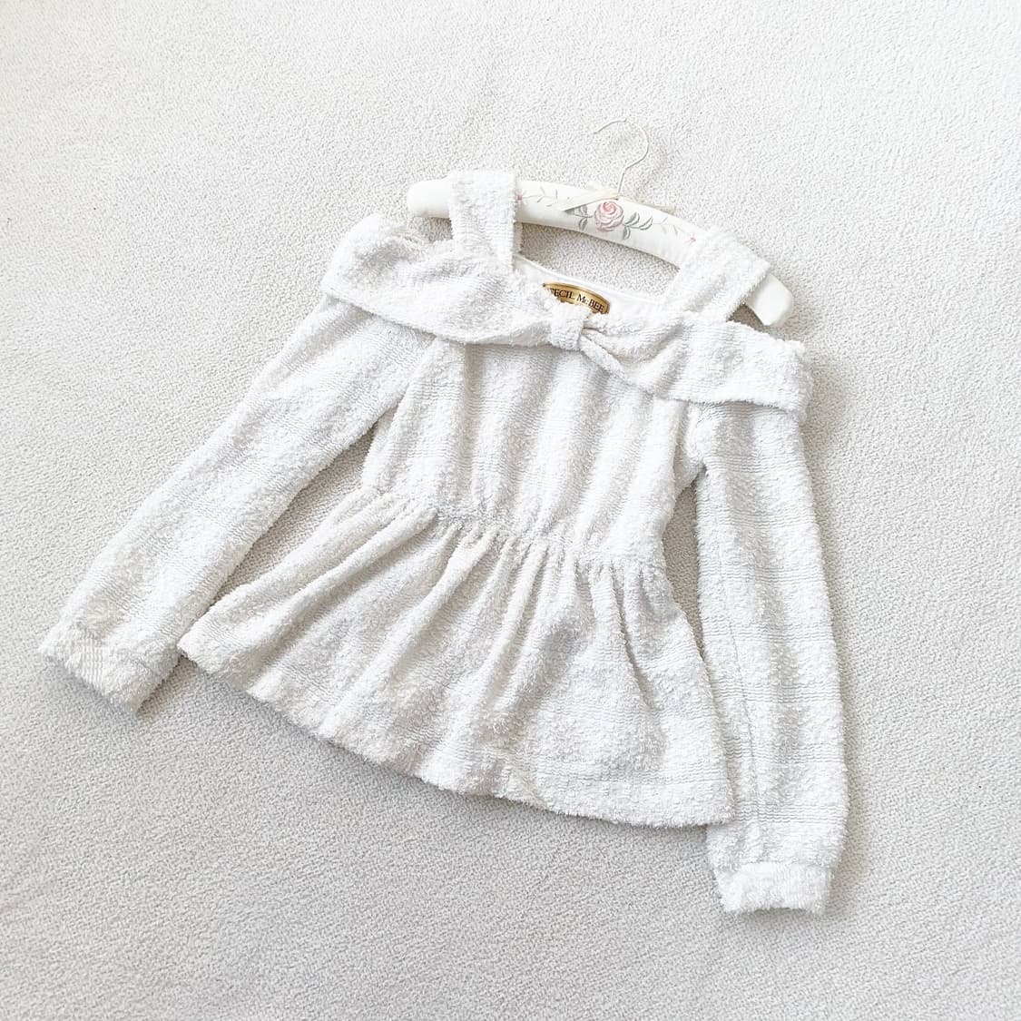 세실맥비 생크림 리본 옾숄 니트 상품이미지1