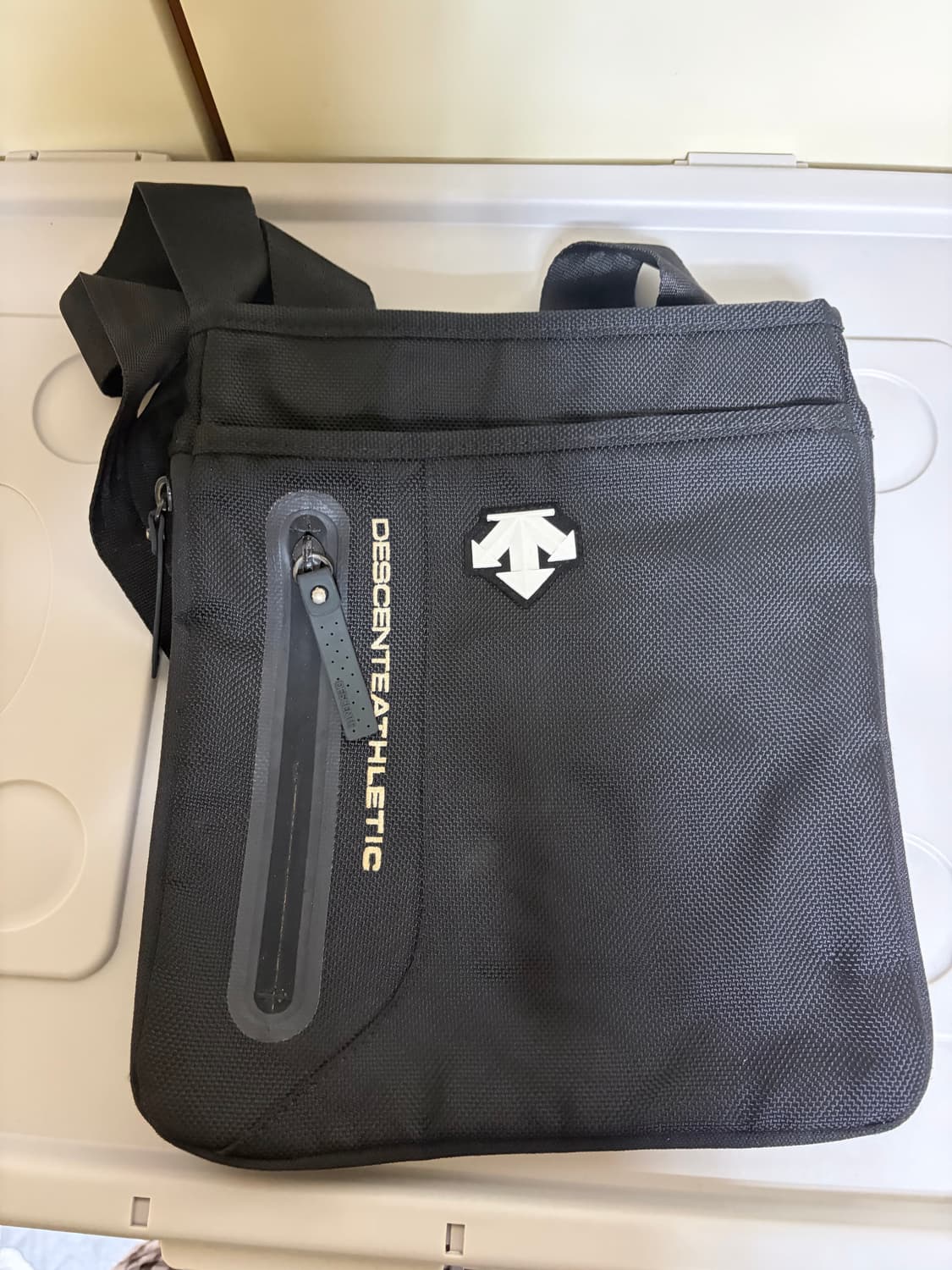 데상트 크로스백 상품이미지1