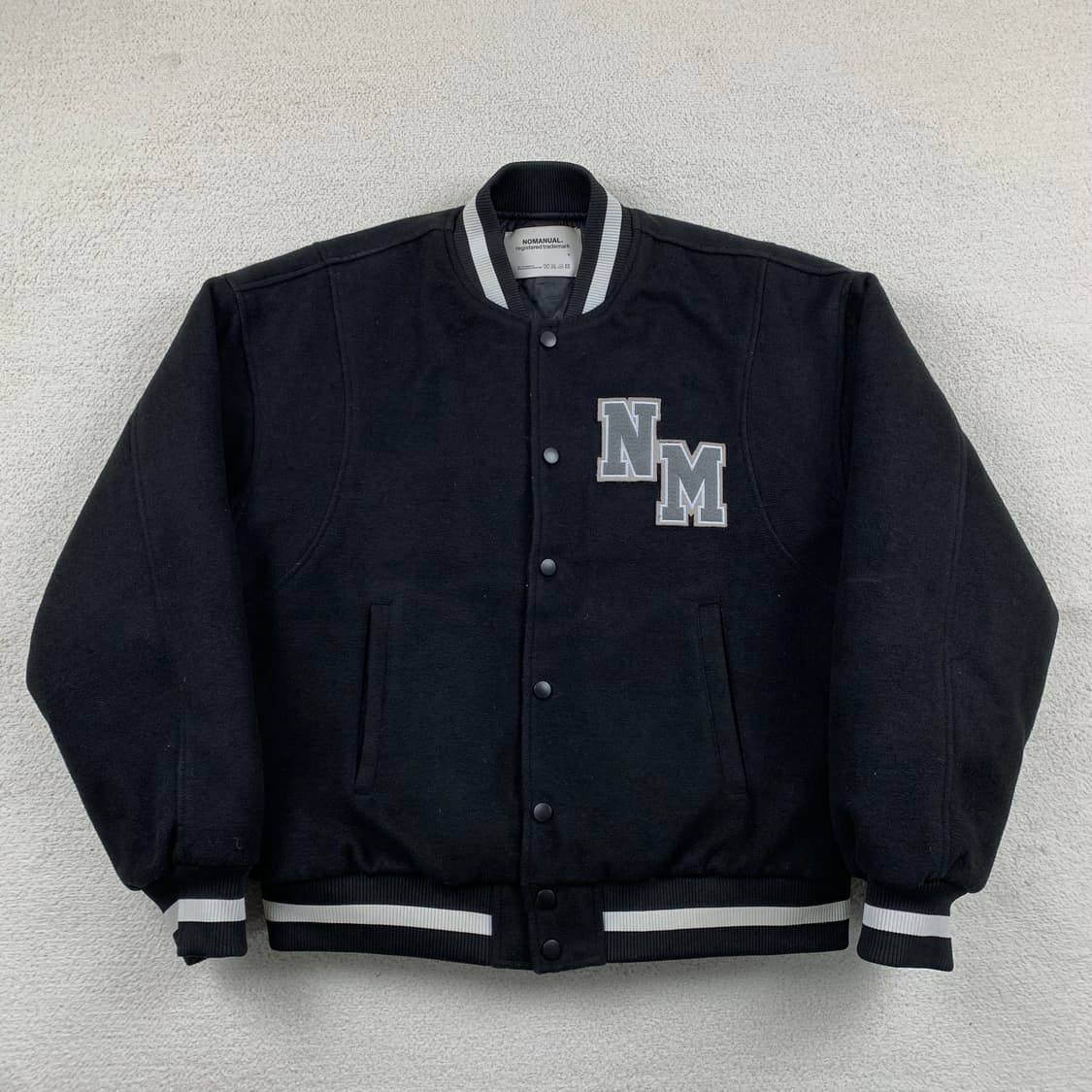 노매뉴얼 자수로고 블랙 바시티 자켓 상품이미지1