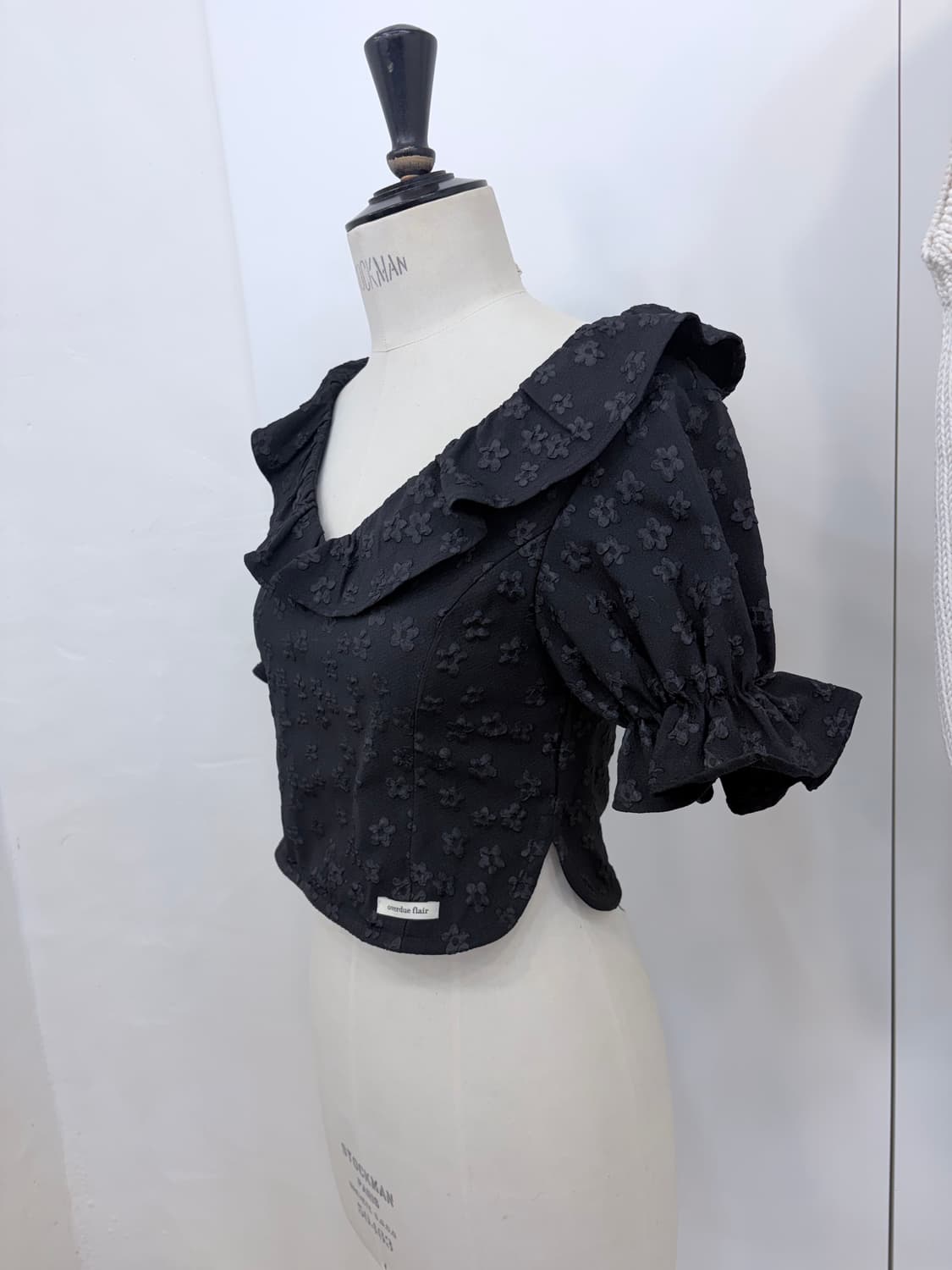 오버듀플레어 러플 자카드 블라우스 블랙 상품이미지8