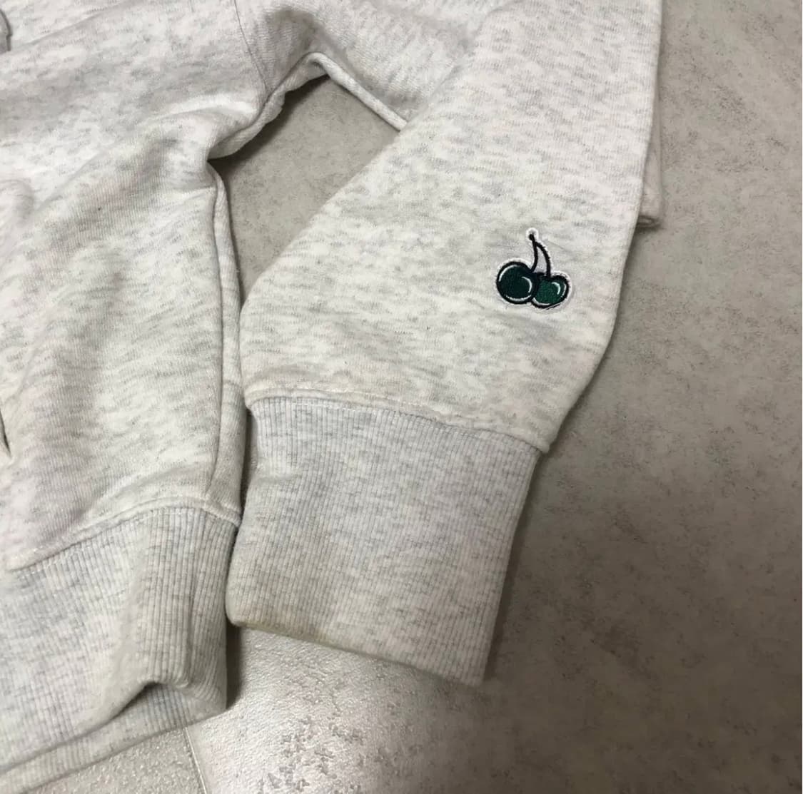 키르시 아치 체리 로고 스웻 셋업 후드티 (크롭) 멜란지 그레이 상품이미지4