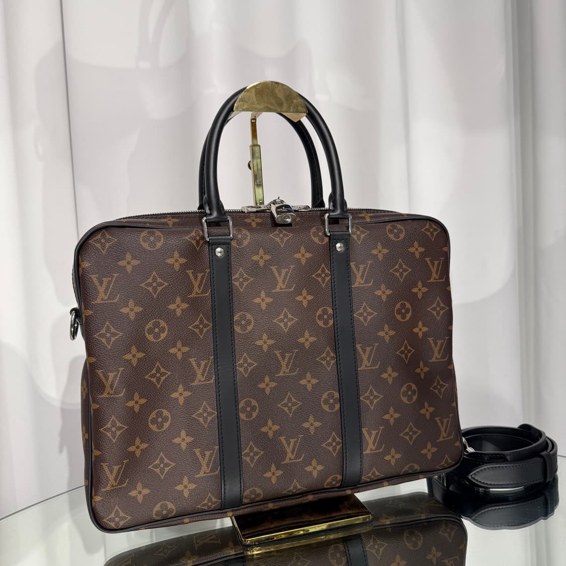 루이비통 마카사르 포르트 도큐멍 보야주 PM 상품이미지2