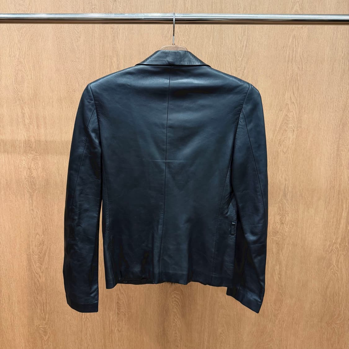 베르사체 슬림핏 레더 자켓 테일러드 카라 퍼 탈부착 포켓 디테일 블랙 상품이미지3