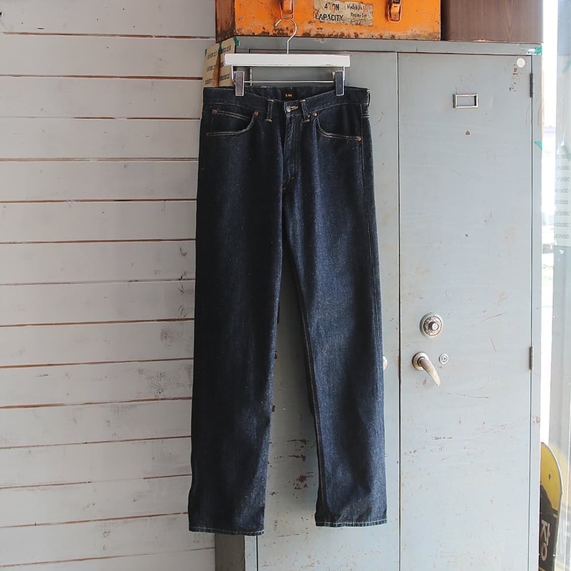 (착용컷) Lee 생지 데님 팬츠 (남성용 32.5) 상품이미지3