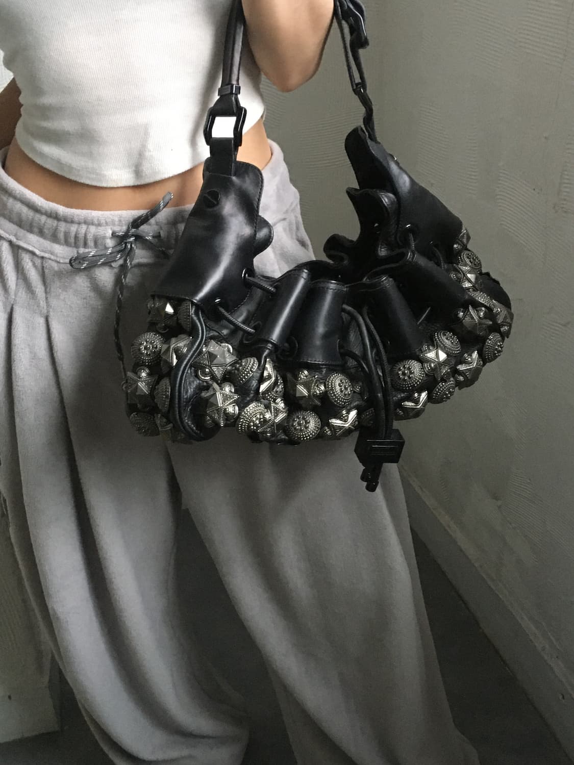 Burberry 버버리 블랙 큐빅 스터드 백 상품이미지2