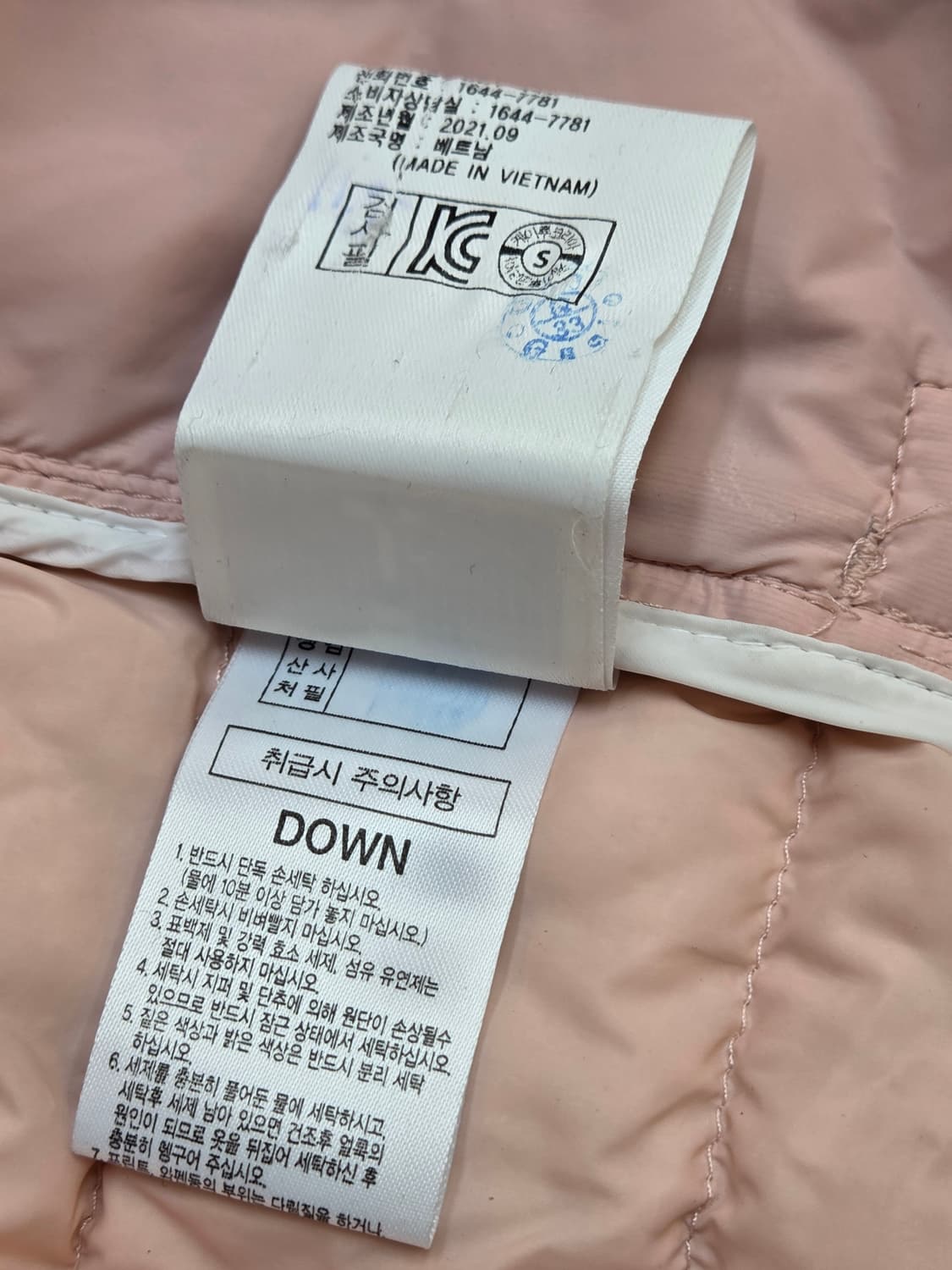 아이더 키즈 핑크색 경량 패딩 145사이즈입니다. 스타일 번호는 JUW이 상품이미지6