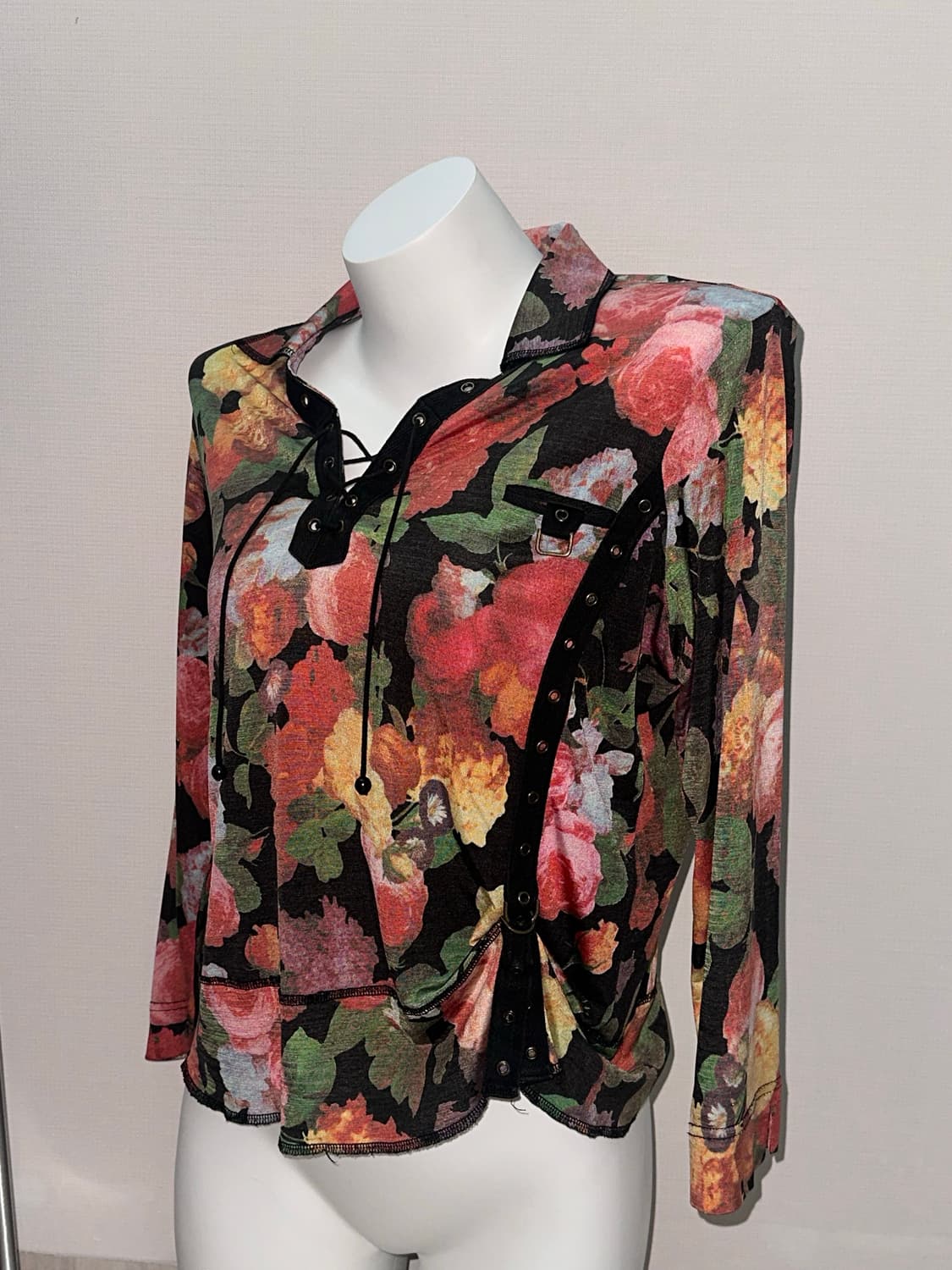 빈티지 오리엔탈 레이스업 카라 티셔츠 상품이미지2