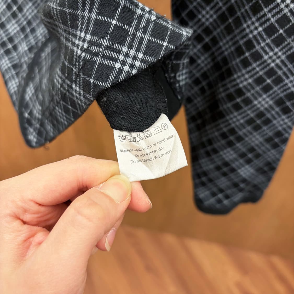 버버리 런던 져지 집업 가디건 그레이 체크 패턴 로고 자수 디테일 블랙 상품이미지8