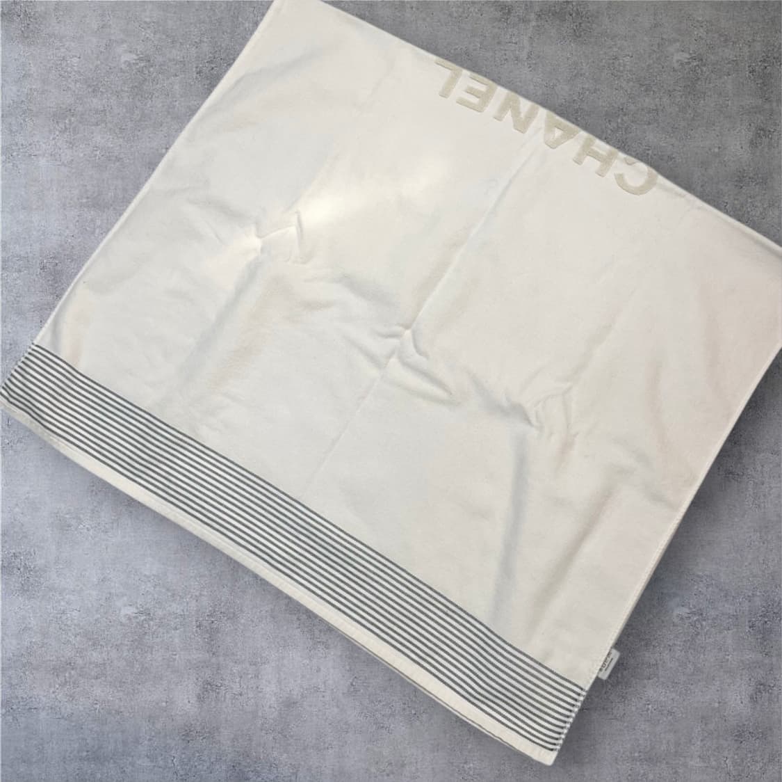 샤넬 CHANEL BEAUTE 아이보리 엠보 로고 비치타월 상품이미지2