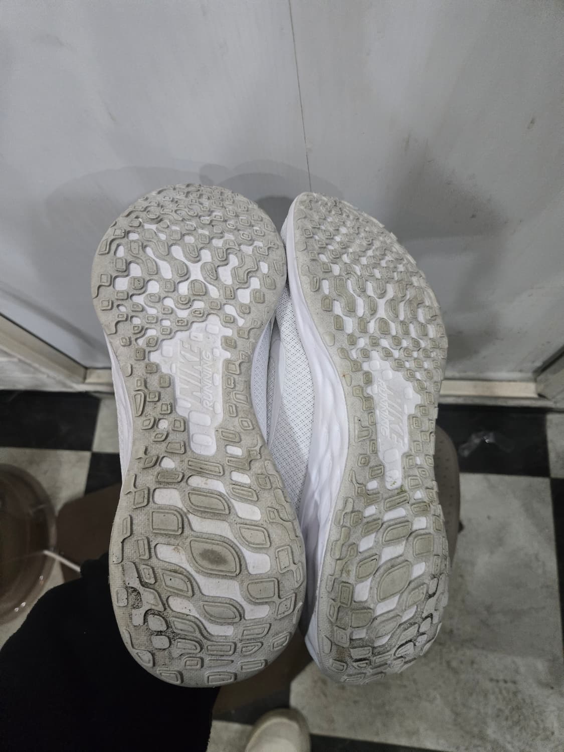 (사이즈280) NIKE 나이키 올화이트 신발! 깔끔한 스타일~ 상품이미지4