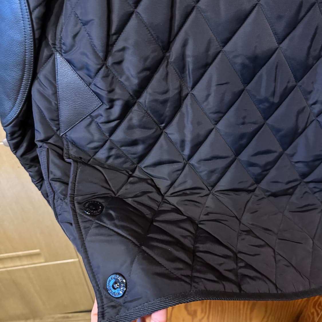 버버리 퀼팅 자켓 판매 합니다. 상품이미지10