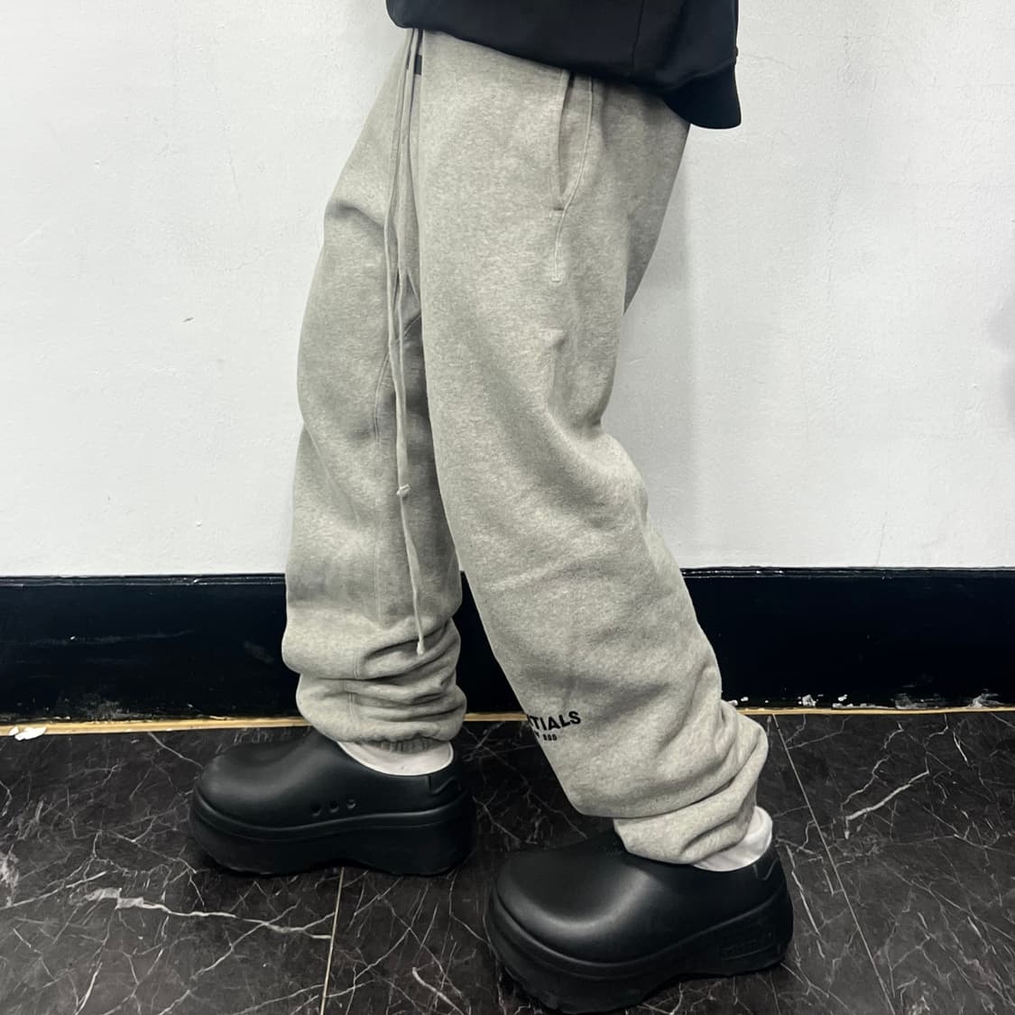 피어오브갓 에센셜 로고 스웻 조거 팬츠 그레이 상품이미지1