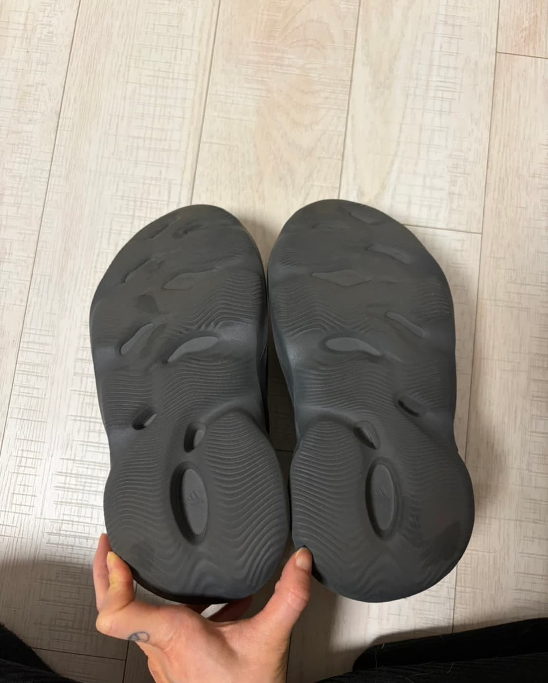 아디다스 이지 폼 러너 카본 235mm 상품이미지5