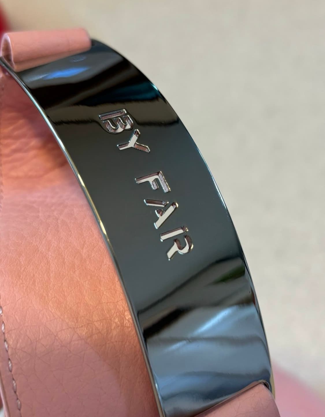 바이파 메탈로고 숄더백 파우더 핑크 상품이미지5