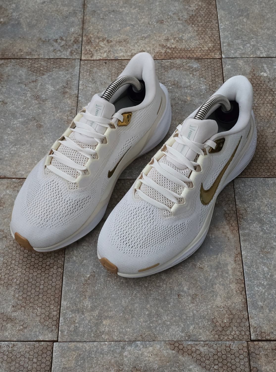 (235)나이키 에어 줌 페가수스 41 메탈릭 골드 상품이미지1