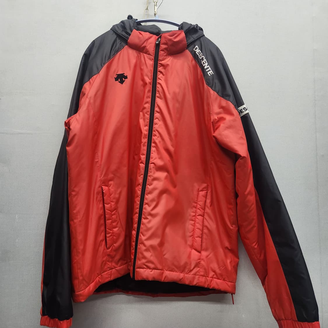 데상트 로고와펜 스트링 바람막이 점퍼 L(L~XL) 상품이미지1