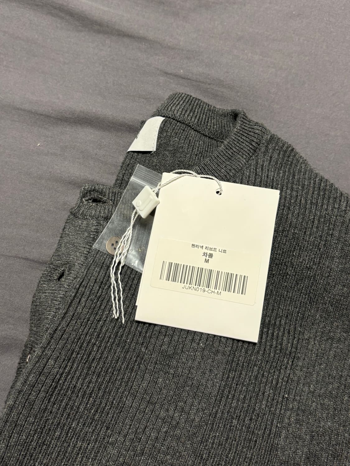 주앙옴므 헨리넥 리브드 니트 차콜색상 상품이미지2