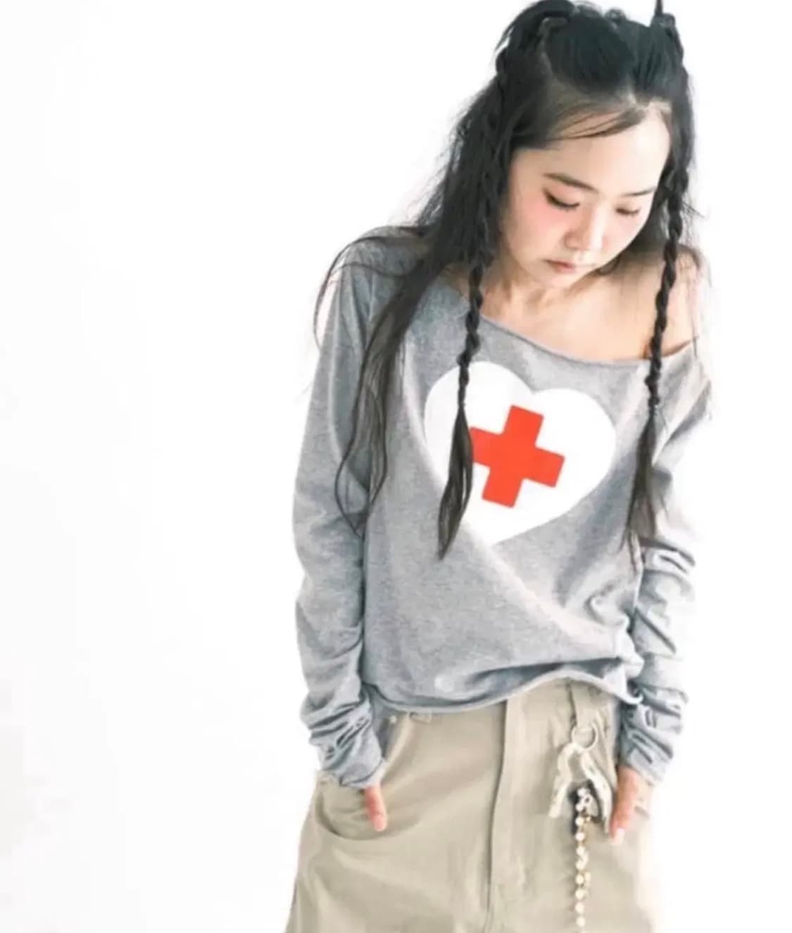 샵페어리 크로스하트 컷오프 오프숄더 티셔츠 그레이 상품이미지1