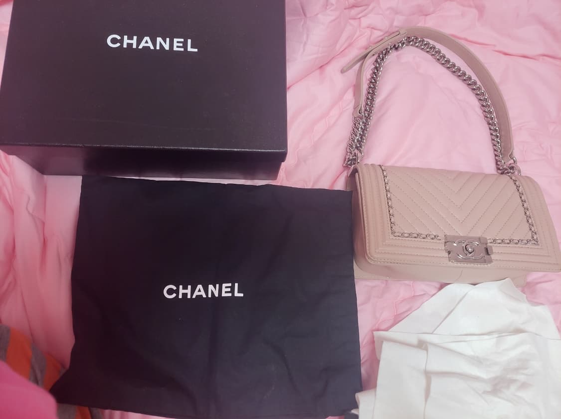 정품)급처상태좋음!샤넬 핑크 플랩 쉐브론V 보이백 미듐 가방 숄더크로스백 상품이미지3
